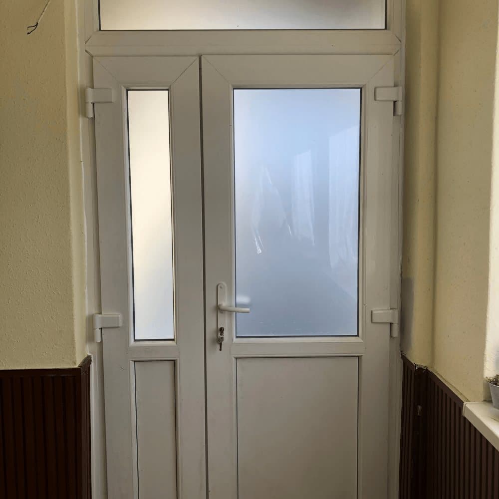 Fehér, üvegezett kétszárnyú ajtó belülről